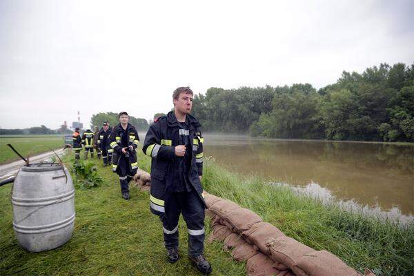 Weiterhin hohe Anforderungen stellt lauch der Hochwasserschutz im Bereich des Gewerbeparks Krems an die Einsatzkräfte. Der Rückstau der Donau in den Kremsfluss mache "intensive Sicherungsmaßnahmen entlang des Dammes notwendig".