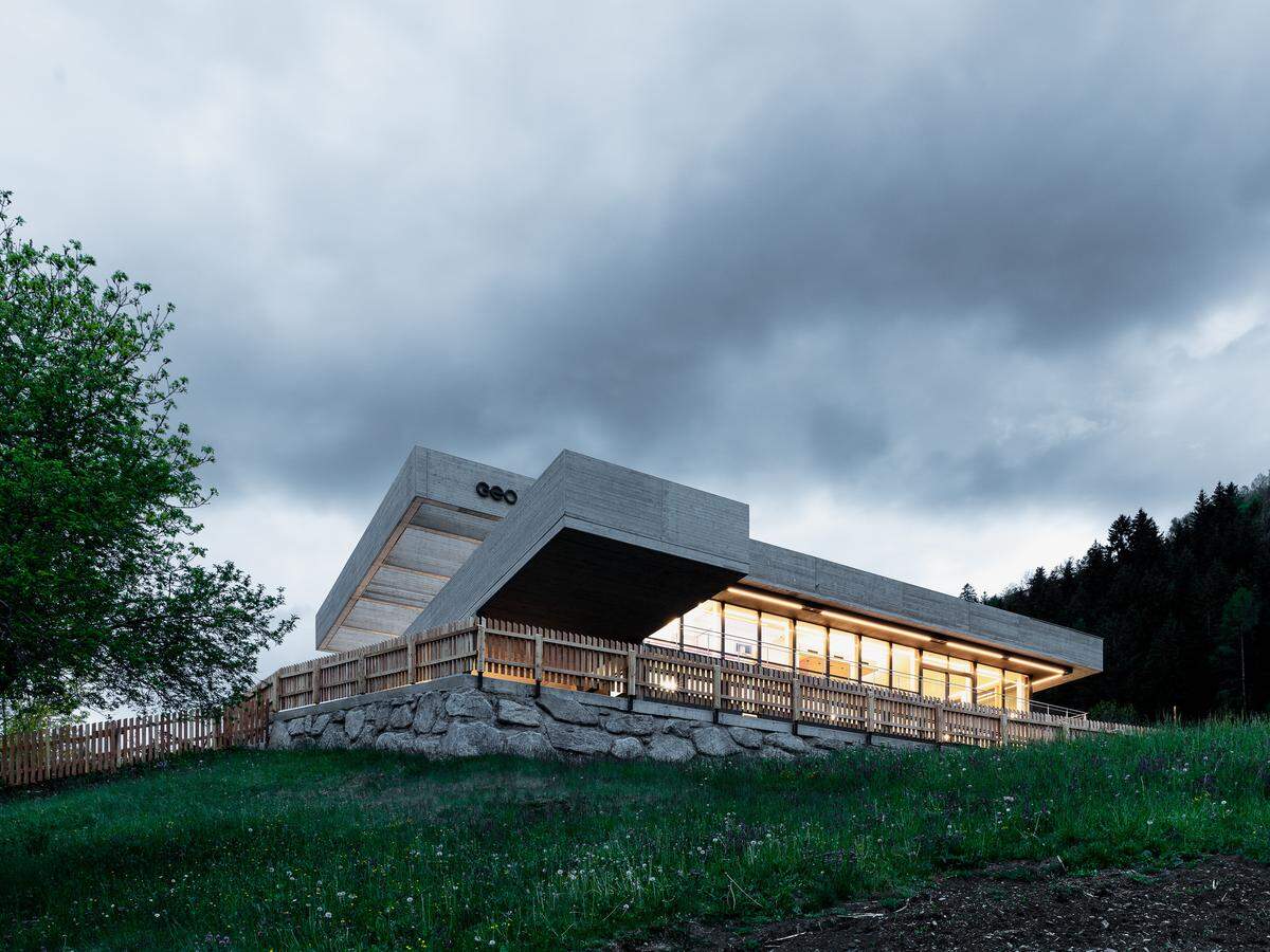 Die Gemeinde Fließ in Tirol hat seit Kurzem ein neues Sportzentrum, das nicht nur durch seine Architektur – horizontal an und über die Hangkanten gesetzte schwebende Ebenen – aufhorchen lässt, sondern auch ein Ausdruck besonderen Gemeinschaftssinns ist: Um das Projekt zu ermöglichen, absolvierte die Bevölkerung mehr als 15.000 ehrenamtliche Arbeitsstunden. Realisiert wurde die Anlage, die unter anderem ein Schwimmbad, Tennisplätze sowie ein Fußball-Klubhaus beherbergt, vom Architekturbüro AllesWirdGut. (red., 25. 11. 2021)