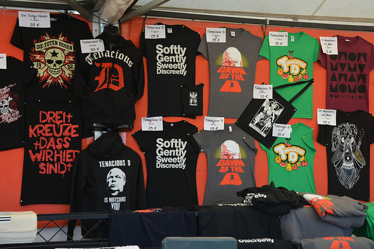 Bis es soweit war, konnten sich die Festivalbesucher austoben: Etwa an den zahlreichen Merchandising-Ständen. T-Shirts von Jack Blacks Klamaukrock-Formation gingen übrigens am besten.