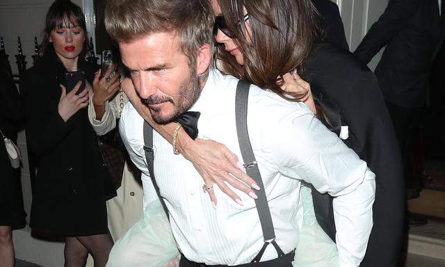 David Beckham trug seine Frau nach der Party nach Hause. 