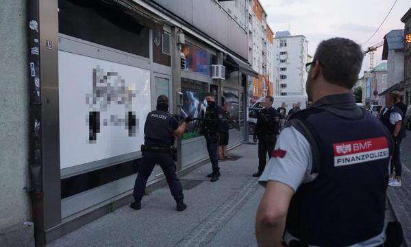Die Finanzpolizei hat im Oktober 2023 in der Stadt Salzburg 67 illegale Glücksspielautomaten in zehn illegalen Etablissements beschlagnahmt. 