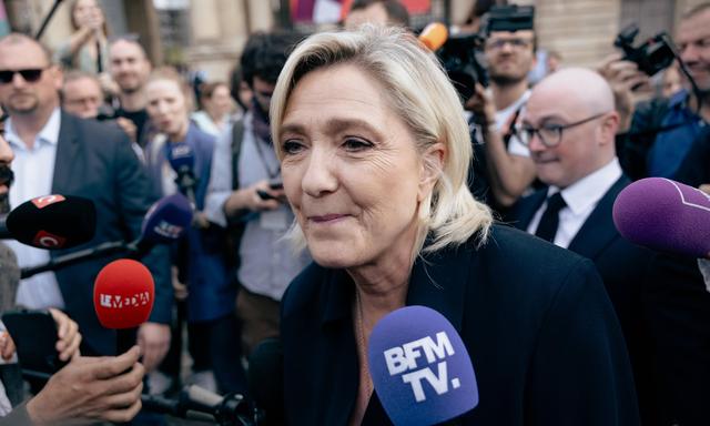  Marine Le Pen plant, gegen jede Regierung einen Misstrauensantrag zu stellen, in der LFI oder Grüne Ministerposten stellen.  