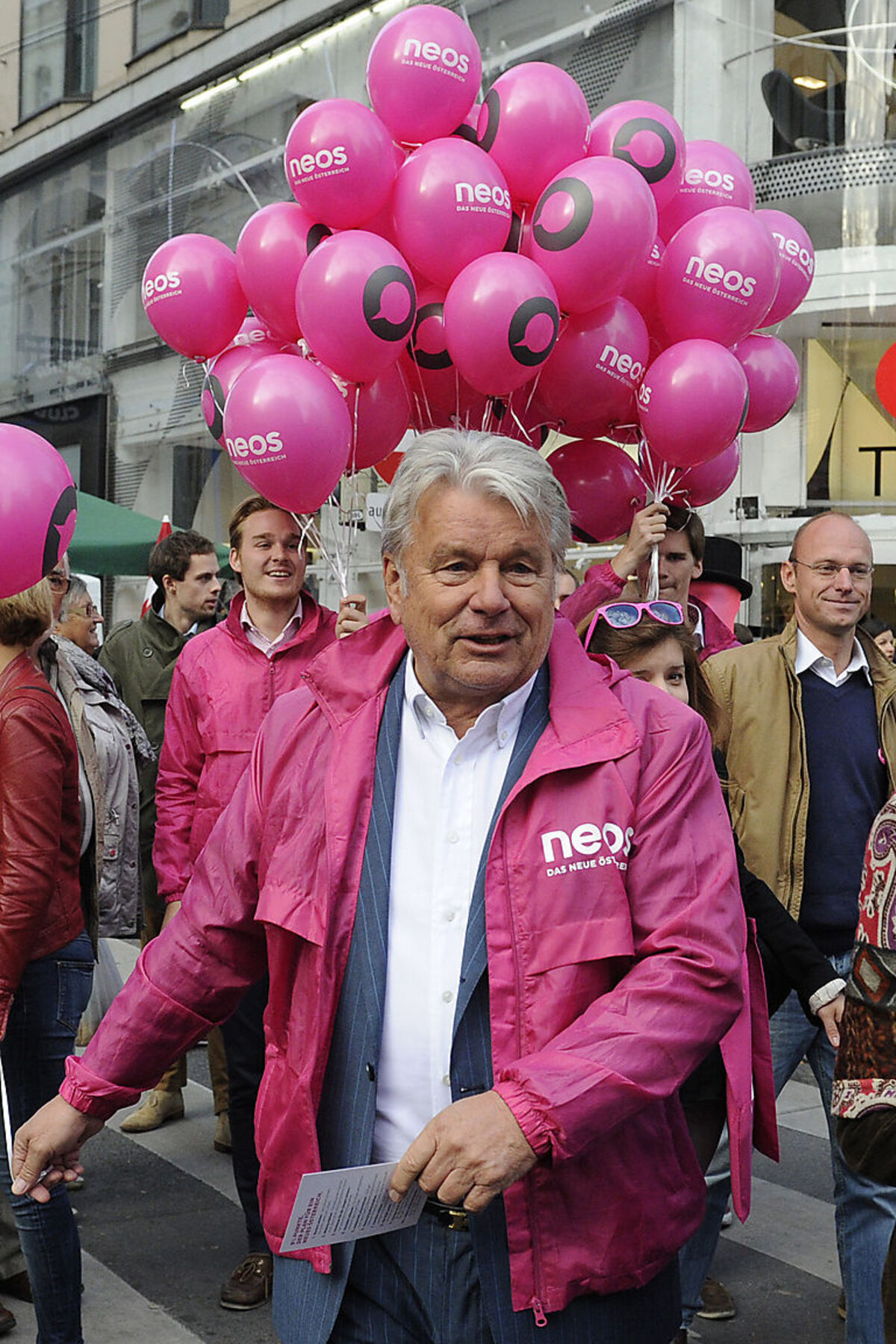 ... und die "Neos", die vom Industriellen Hans Peter Haselsteiner finanziert werden. Beide Parteien stehen für Bürokratieabbau und Steuersenkungen. Das würden wohl auch den meisten Wirtschaftstreibenden gefallen. Nur: Diese müssen ihre Wünsche wohl erneut an eine rot-schwarze Koalition richten.  DiePresse.com hat Reaktionen zur Nationalratswahl 2013 von Unternehmern, Managern und Ökonomen gesammelt.