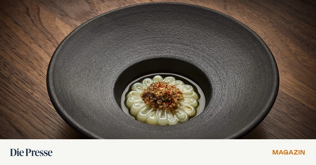 Seeigel-gr-ne-Erdbeeren-und-viel-Butter-das-norwegische-Drei-Sterne-Restaurant-Re-Naa-premium-