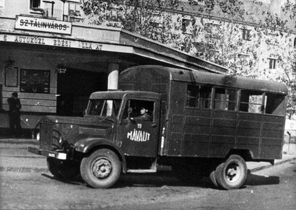 Der erste öffentliche Bus in Sztálinváros (1956 oder 1957).