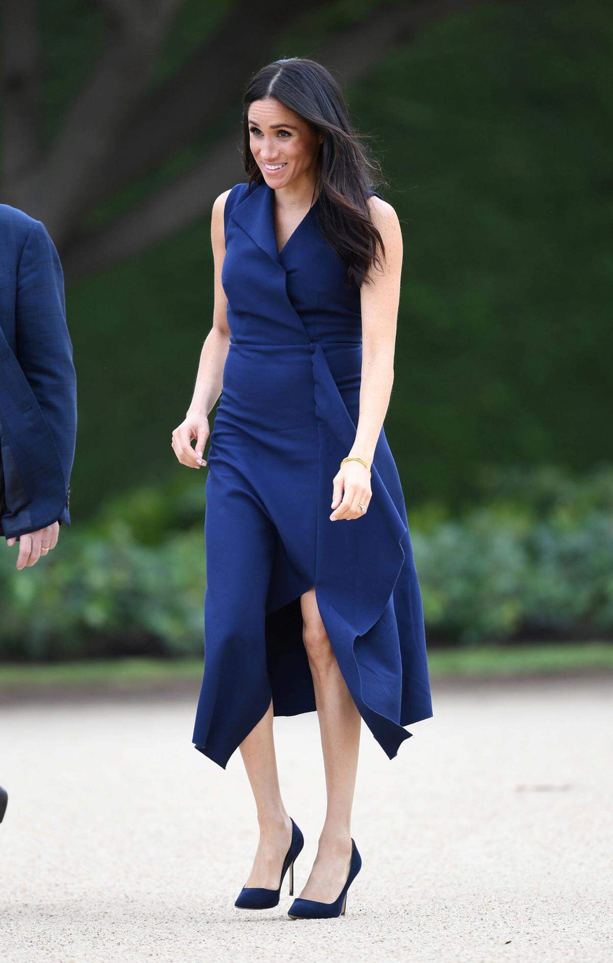 Zu den Outfitdetails: Herzogin Meghan trug ein Kleid des australischen Labels Dion Lee. Das schwarze Kleid, das sie am Strand trug, stammt von Club Monaco. Dazu trug sie Schuhe aus recycelten Plastikflaschen.