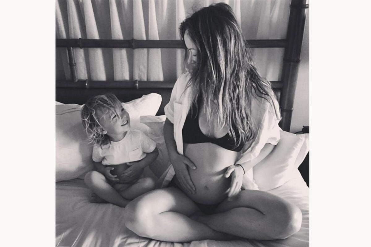 Schauspielerin Olivia Wilde ist wieder schwanger. Gemeinsam mit ihrem Verlobten Jason Sudeikis erwartet sie Kind Nummer zwei. Das verkündete die Schauspielerin mit einem entzückenden Instagram-Synchron-Bild mit Söhnchen Otis.