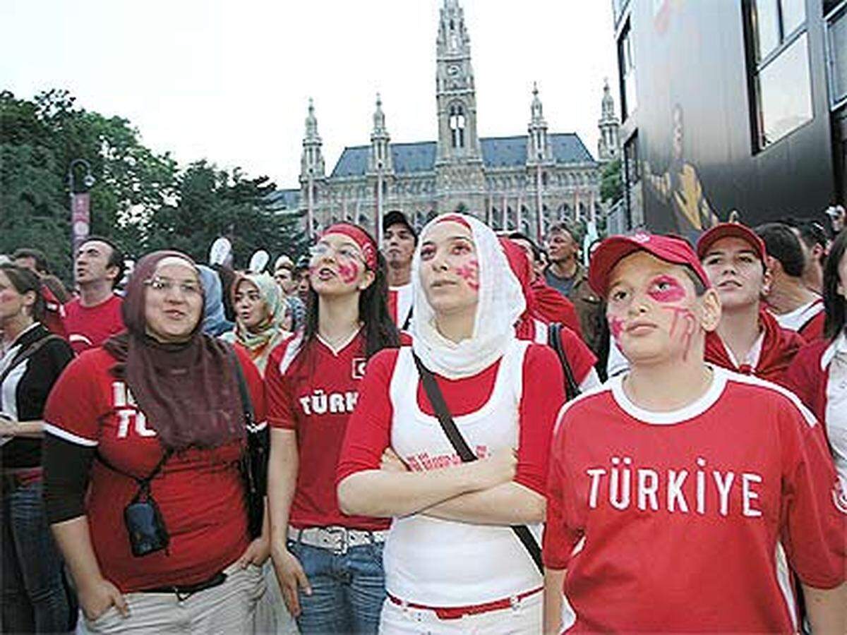 Lauthals wird zu Beginn des Fußballspiels die türkische Hymne mitgesungen.