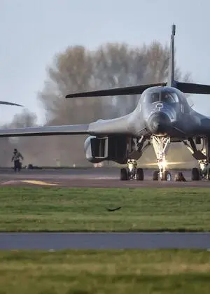 US-Bomber dür­fen den britischen Stützpunkt Fairford für „Ver­tei­di­gungs­ope­ra­tio­nen“ im Iran nützen.