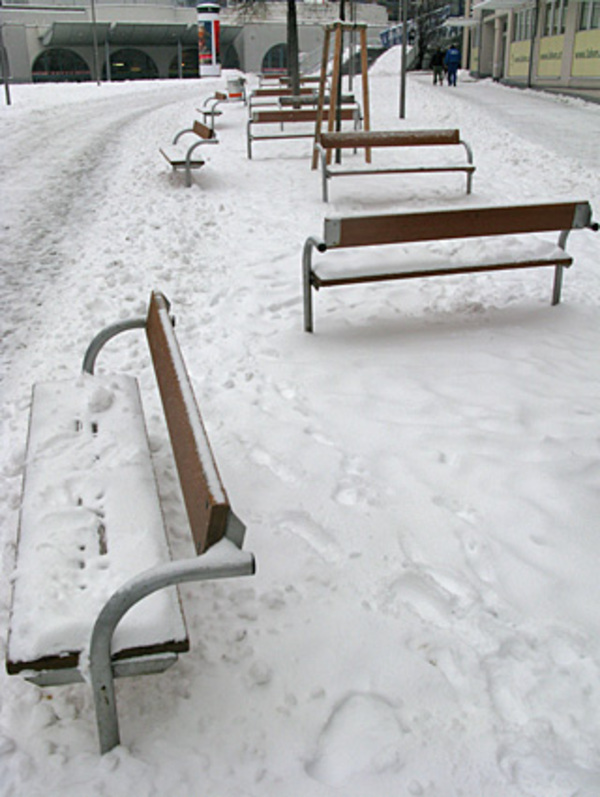 Nur leicht bedeckte Bänke ...