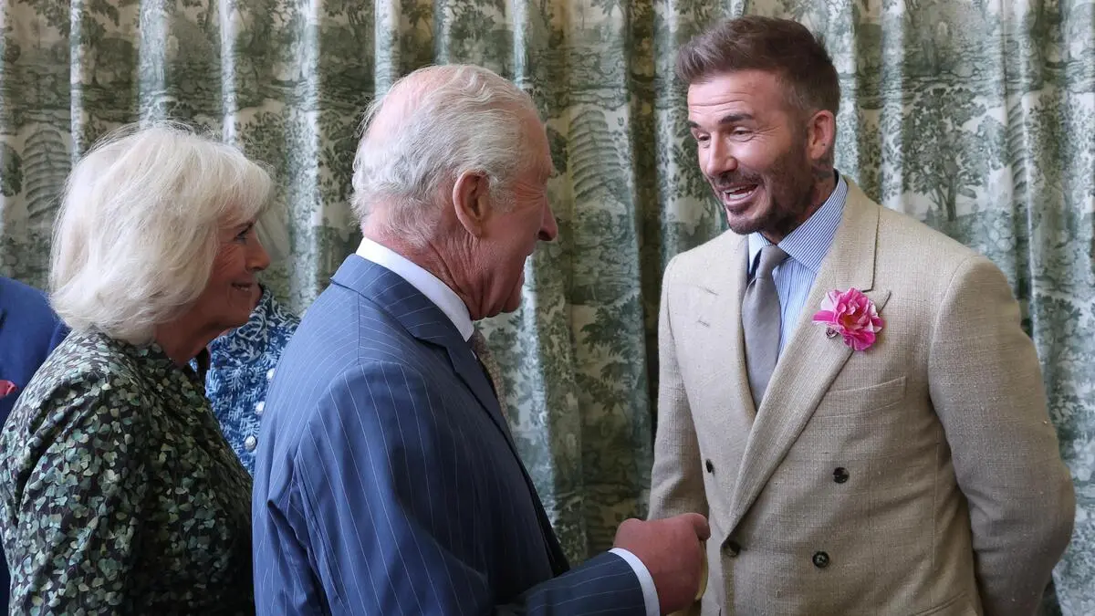 König Charles III. schlägt Fußball-Idol David Beckham zum Ritter ...