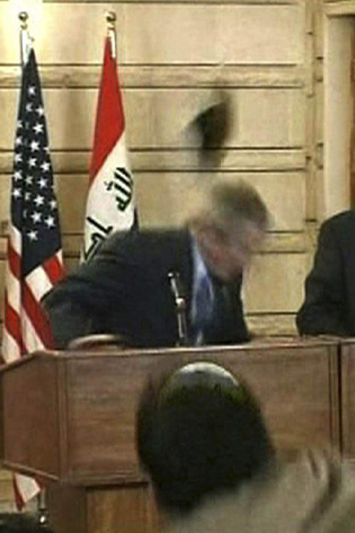 Der wohl bekannteste ''Angriff'' auf einen Politiker: Ex-US-Präsident George W. Bush ist im Dezember 2008 von einem irakischen Journalisten "geschuht" worden - das heißt, beinahe, denn der Präsident konnte den Tretern geschickt ausweichen. Mit einer Schuhsohle geschlagen zu werden, gilt in der arabischen Welt als größte Demütigung. Im Westen greift man da lieber zu Lebensmitteln - Torten, Eier und Tomaten führen dabei die Hitliste an. Ein kleiner Streifzug durch die Geschichte des (Lebens-)Mittel-Attentats: