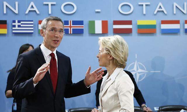 Nato-Generalsekretär Stoltenberg im Gespräch mit der deutschen Verteidigungsministerin Ursula von der Leyen.