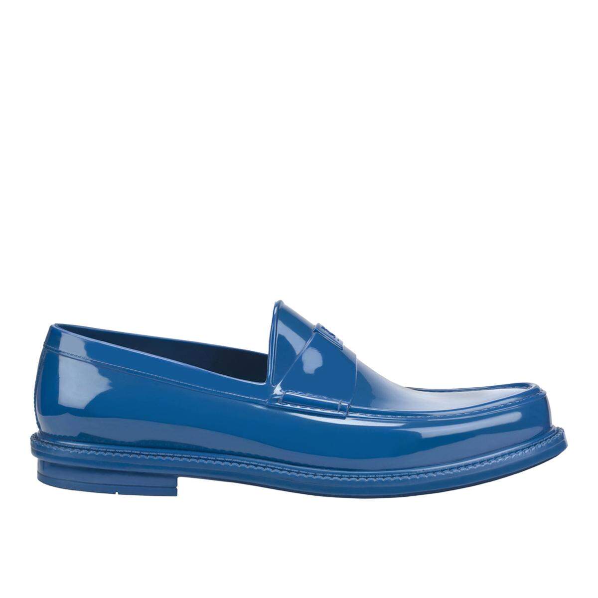 Die perfekten Schuhe für regnerische Ausflüge mit der Familie sind die in vielen bunten Farben erhältlichen Gummi Loafers von Yves Saint Laurent.
