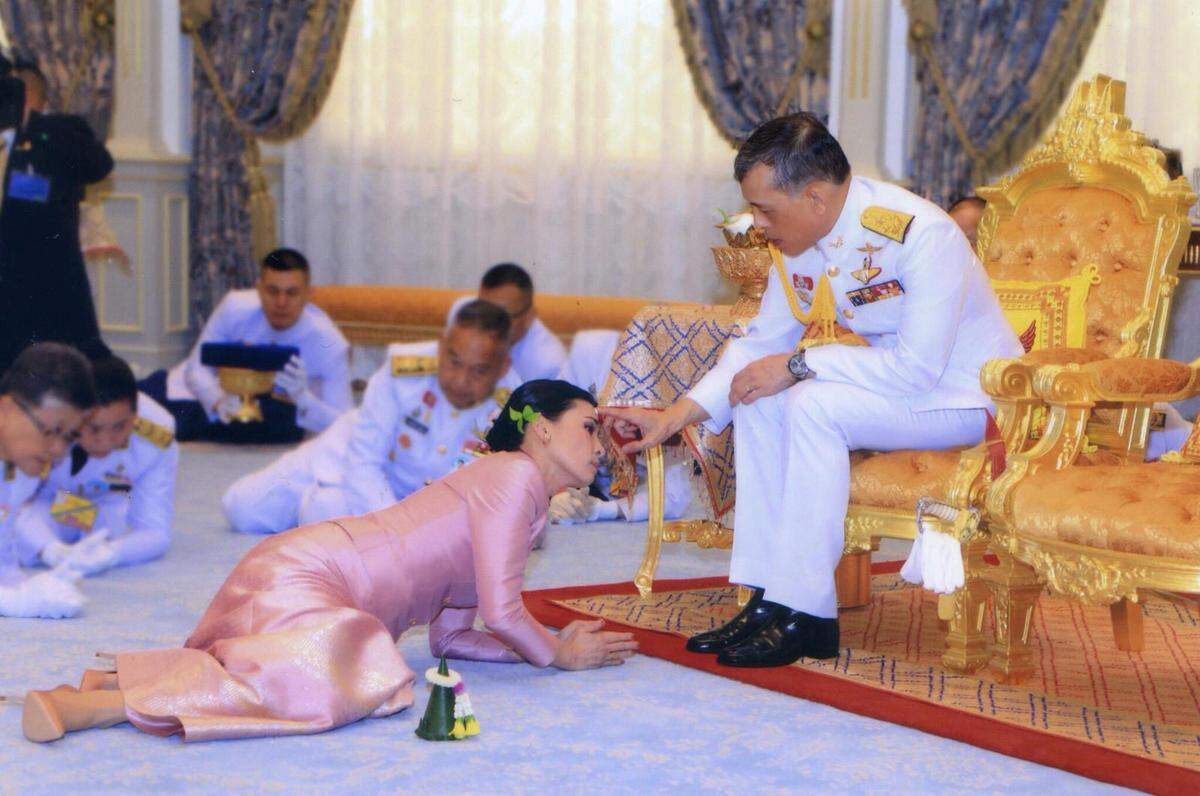 Mit Suthida, der amtierenden Königin, ist der König schon seit einigen Jahren liiert. Sie arbeitete früher als Flugbegleiterin bei Thai Airways und begleitete den damaligen Kronprinzen später als Leibwächterin. Am Tag seiner Thronbesteigung 2016 wurde sie zur Generalin ernannt. Drei Tage vor seiner Krönung hat er sie geheiratet.   