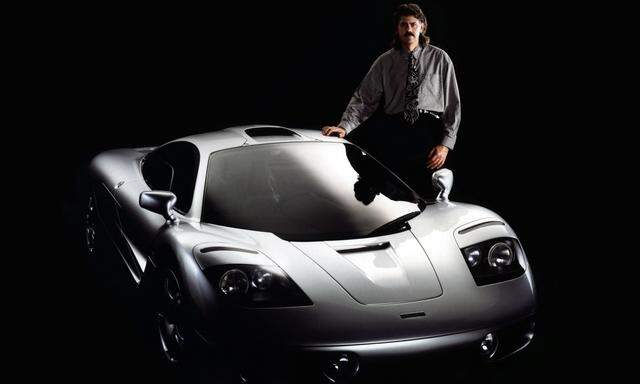 Nichts gegen eine gepflegte Gnackmatte: McLaren F1 und sein Schöpfer, der Konstrukteur Gordon Murray, im Jahr 1993.