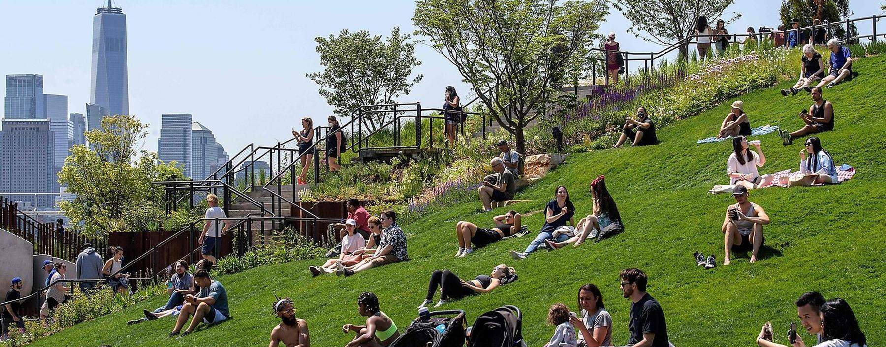 Little Island, der aufgeschüttete, auf Betonstelzen ruhende Park im Hudson River, ist die neueste Attraktion New Yorks.
