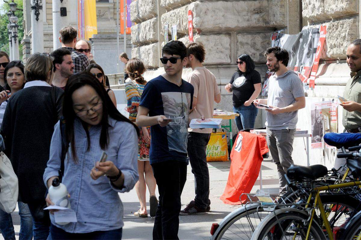 Der Weg von der U-Bahn zum Wahllokal der Uni Wien ähnelt einem Slalom: Überall Last-Minute-Wahlkämpfer, die die Studierenden noch mit Geschenken und Flyern bekehren wollen.