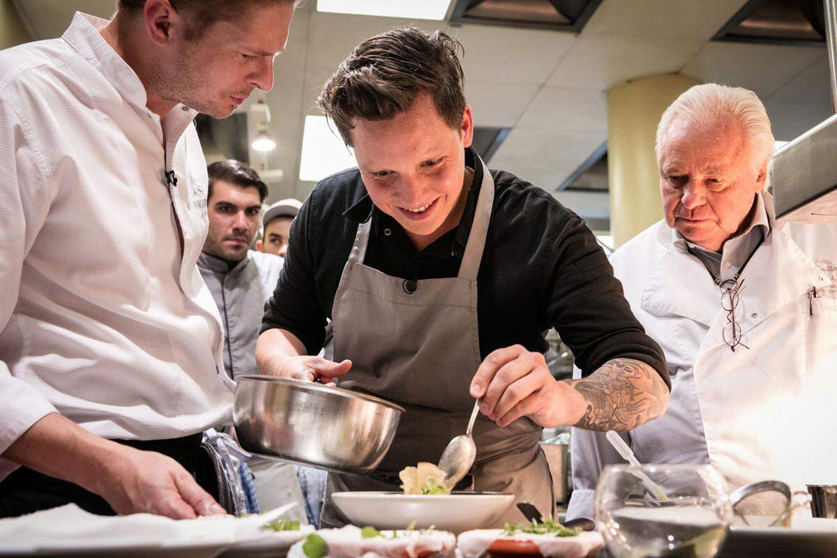 Martin Klein (hier in der Mitte neben Syrco Bakker und Eckart Witzigmann) kocht mit seinem Team im Restaurant Ikarus in Salzburg auf höchstem Niveau. Beim Essen darf man sich nur nicht von der Architektur ablenken lassen. Auch hier gab es 98 Punkten.  