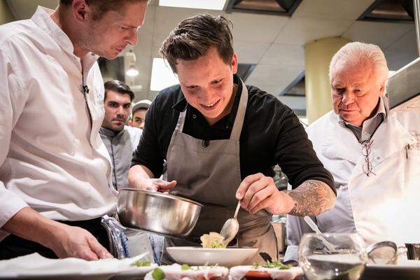 Martin Klein (hier in der Mitte neben Syrco Bakker und Eckart Witzigmann) koch mit seinem Team im Restaurant Ikarus in Salzburg auf höchstem Niveau. Beim Essen darf man sich nur nicht von der Architektur ablenken lassen.  