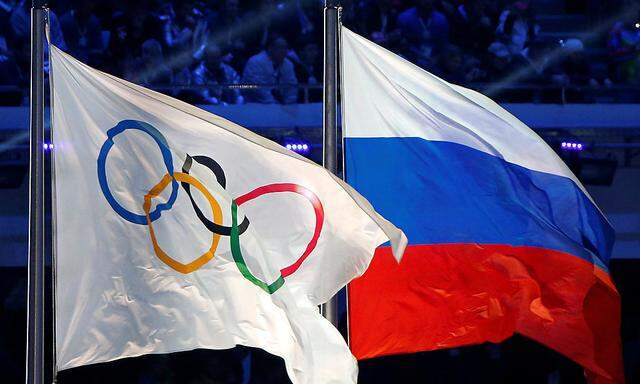 Russische und Olympia-Fahne