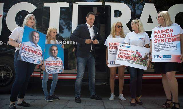 Archivbild: Strache vor seinem Wahlkampf-Bus im Sommer 2017