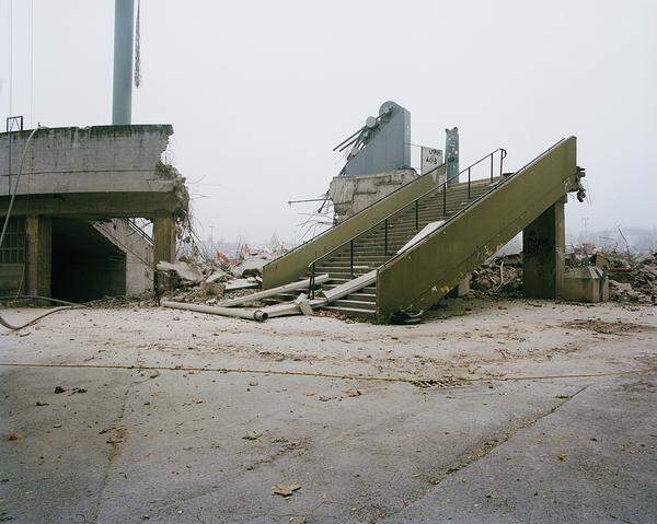 Gerhard-Hanappi-Stadion, Hütteldorf, 14. Bezirk Heuer hat Prinz bereits einen Fotoband herausgegeben: "Die letzten Tage des Hanappi-Stadions: Erinnerungen an die Heimstätte des SK Rapid Wien". Ein paar Fotos von der ehemaligen Spielstätte des SK Rapid sind auch in "Sezierte Architektur" zu sehen. Inzwischen steht bereits das neue Stadion.