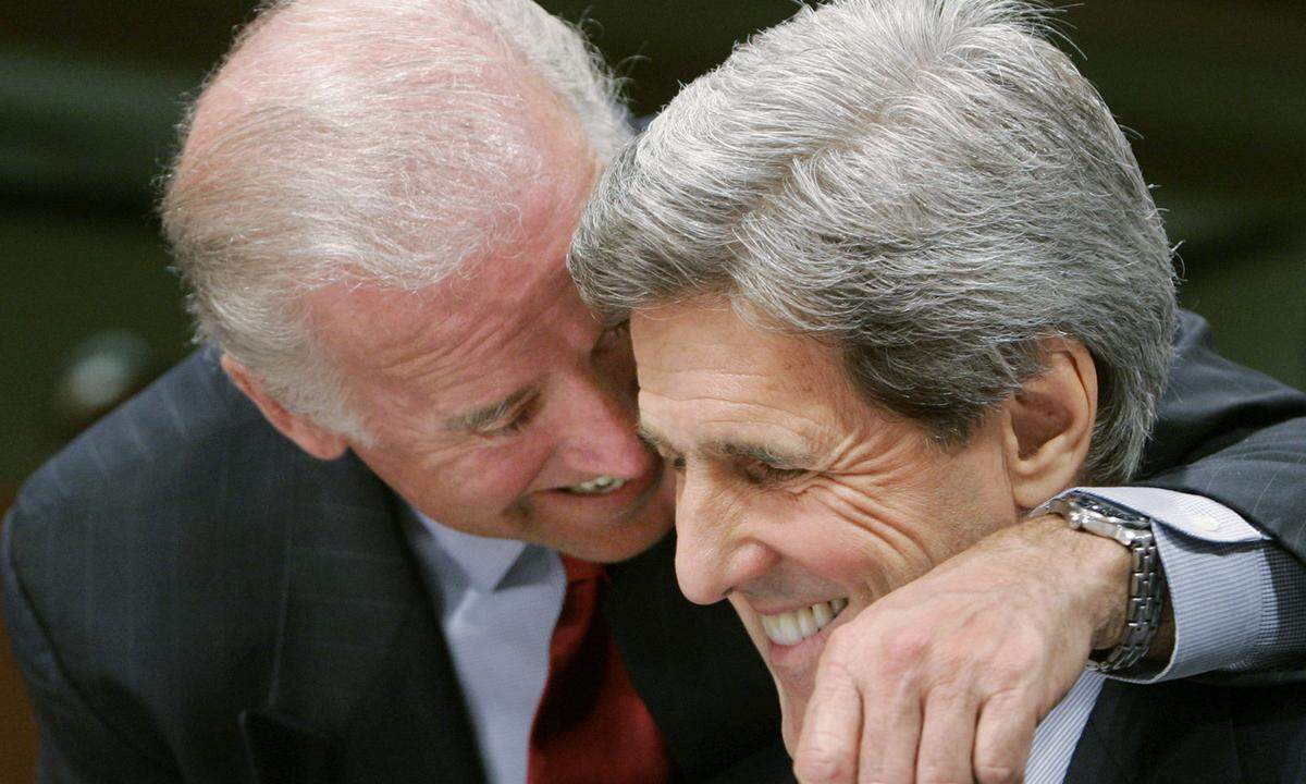 Der Demokrat mit dem weißen Haarschopf und den blendend weißen Zähnen verfügt vor allem über einen Schatz an Kenntnissen in der Außen- und Sicherheitspolitik. Das unterscheidet ihn besonders krass vom republikanischen Vizekandidaten Ryan. In seinen 36 Jahren im US-Senat hatte Biden prägende Funktionen im Justiz- und im Auswärtigen Ausschuss, zudem bereiste er Dutzende Länder. Im Bild gemeinsam mit seinem Senatoren-Kollegen aus Massachussets, John Kerry, im Jänner 2005.