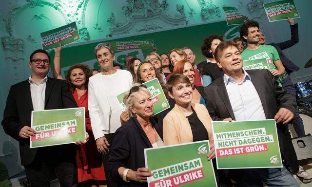  Gruppenfoto mit Grünen-Spitzenkandidatin Ulrike Lunacek im Rahmen der Wahlkampfauftakt-Veranstaltung