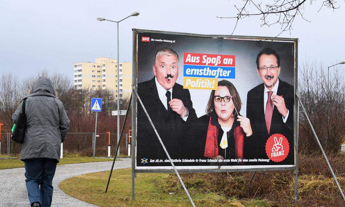 "Spaß an der Politik" will die niederösterreichische SPÖ mit ihrer Plakatkampagne vermitteln. Da prangt etwa Spitzenkandidat Franz Schnabl neben dem Slogan "Es ist Zeit, auch für uns Frauen", fährt Motorrad oder ficht mit einem Regenschirm. >> SPÖ-Kampagne  