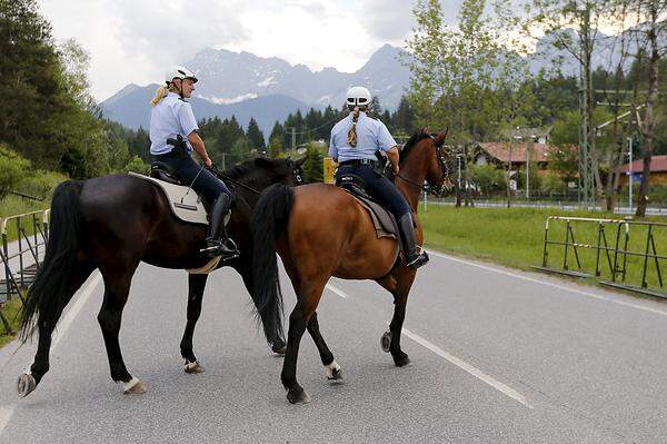 Kurz darauf kam es allerdings zu mehreren Festnahmen von Gipfelgegnern. Diese seien in eine eigens für den Gipfel eingerichtete Gefangenensammelstelle gebracht worden, sagte eine Polizeisprecherin am frühen Sonntagmorgen. Eine Zahl nannte sie aber nicht. Das Aktionsbündnis "Stop G7 Elmau" schrieb auf Twitter von mindestens acht Personen. Anwälte suchten nun Kontakt zu den Festgenommenen.