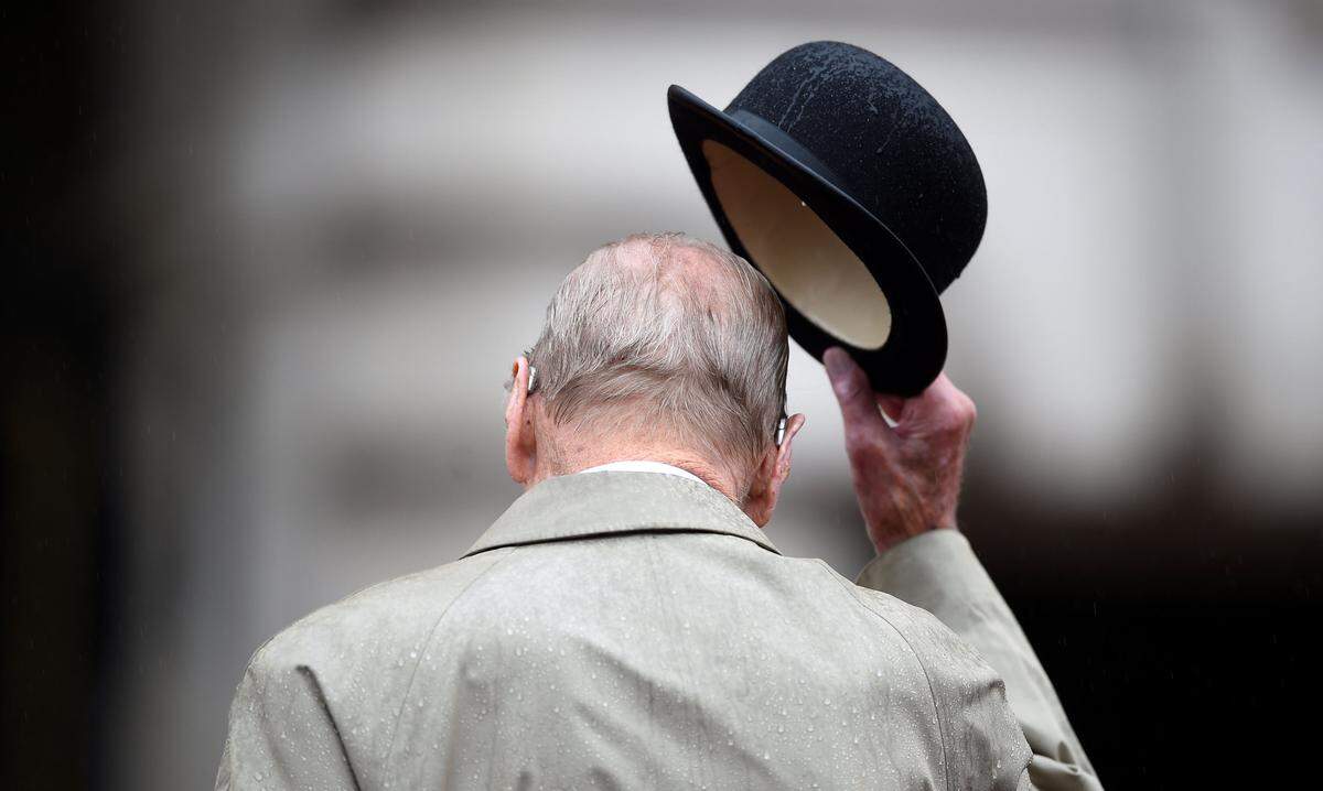 Zuletzt wurde Prinz Philip kaum noch in der Öffentlichkeit gesehen. Große Teile der Pandemie verbrachte er gemeinsam mit der Queen auf Schloss Windsor in der Nähe von London - abgeschottet durch einen stark reduzierten Kreis an Hofpersonal. Selten hatte das Paar im hohen Alter so viel Zeit gemeinsam verbracht.