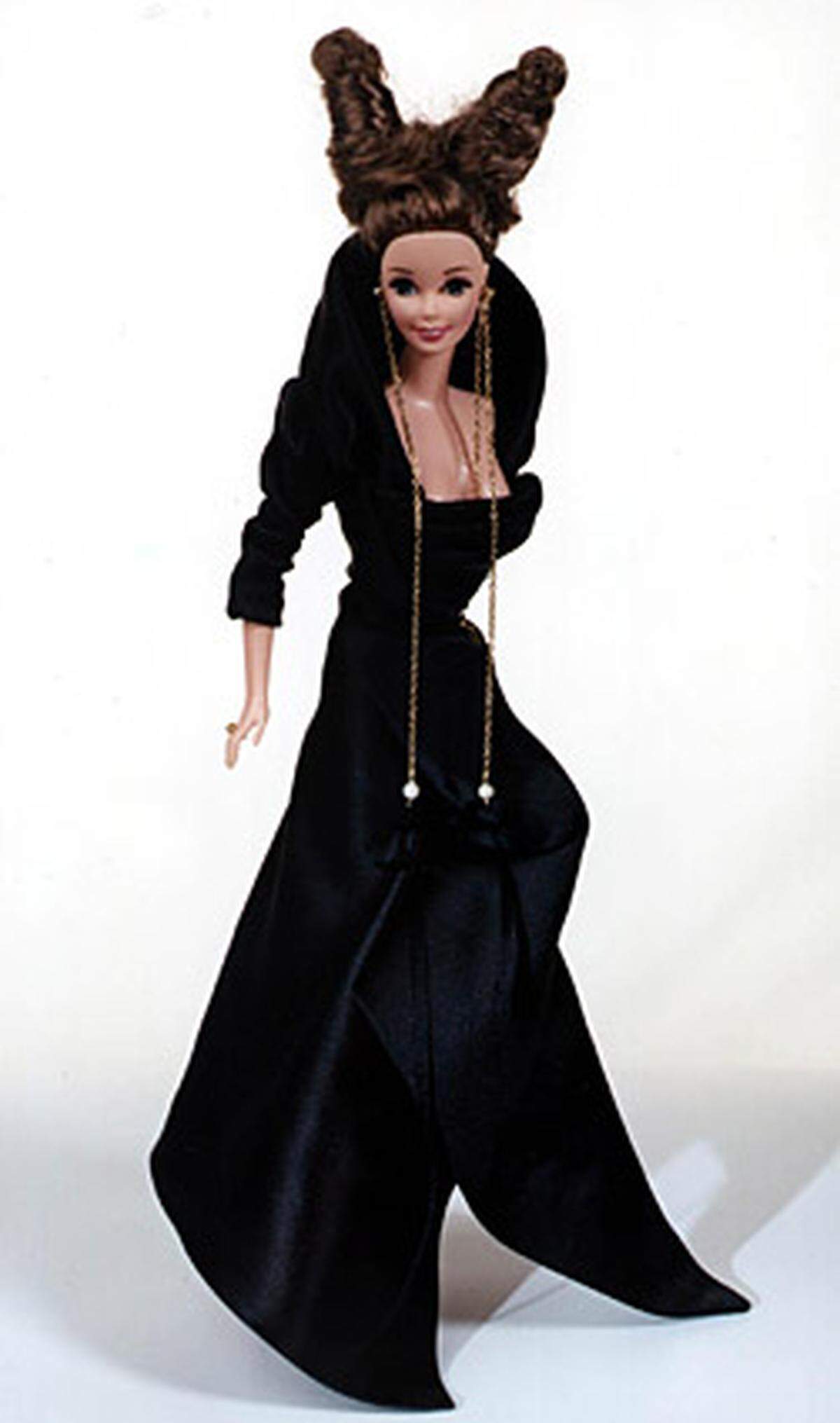 Die britische Modedesignerin Vivienne Westwood kleidete Barbie für den "Lifeball" in Wien ein.