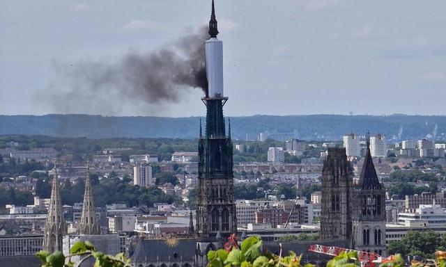 Rauch über der gotischer Kathedrale in Rouen, auf einer Amateuraufnahme.