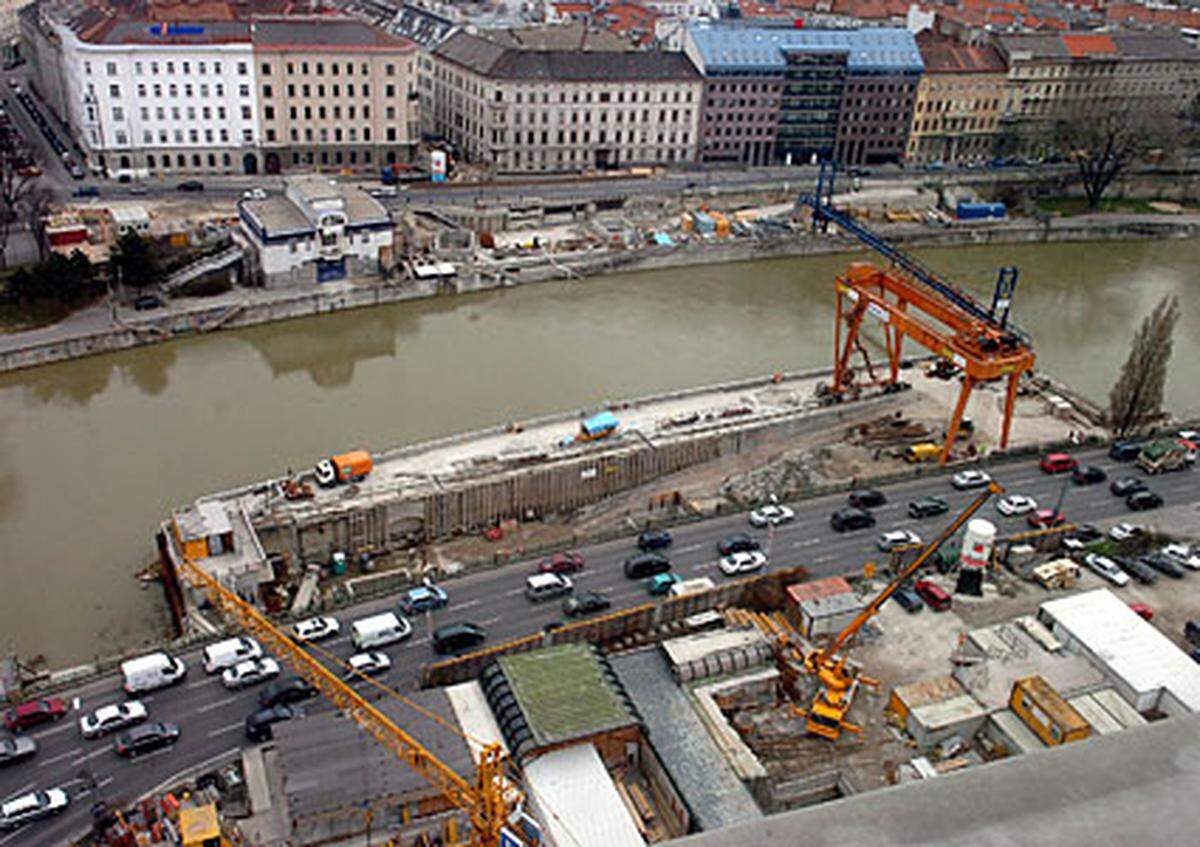 Steinbauer verwies auf zahlreiche technische Herausforderungen während der vergangenen 40 Jahre. Als Beispiel nannte er die zweifache Unterfahrung des Donaukanals (siehe Bild), die oberirdischen Donauquerungen inklusive der Verlegung Unterwasserbetonsohlen ...