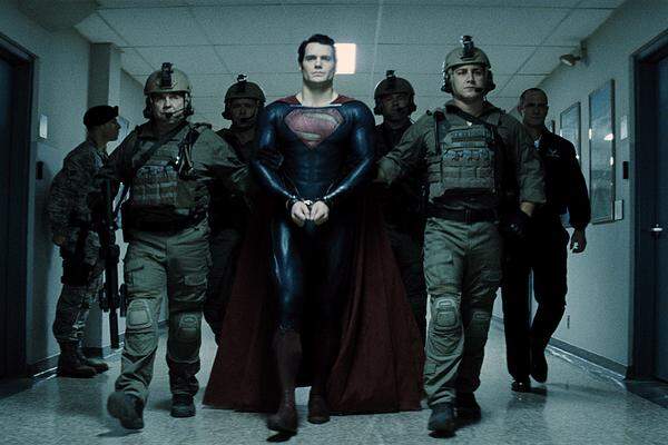 Die Väter der Neuausrichtung sind Regisseur Zack Snyder ("Watchmen", "300"), Drehbuchautor David Goyer und Produzent Christopher Nolan (beide sind für die "Dark Knight"-Trilogie verantwortlich). Analog zu den jüngsten Batman-Streifen wird auch bei "Man of Steel" der Protagonist auf Sinnsuche geschickt.