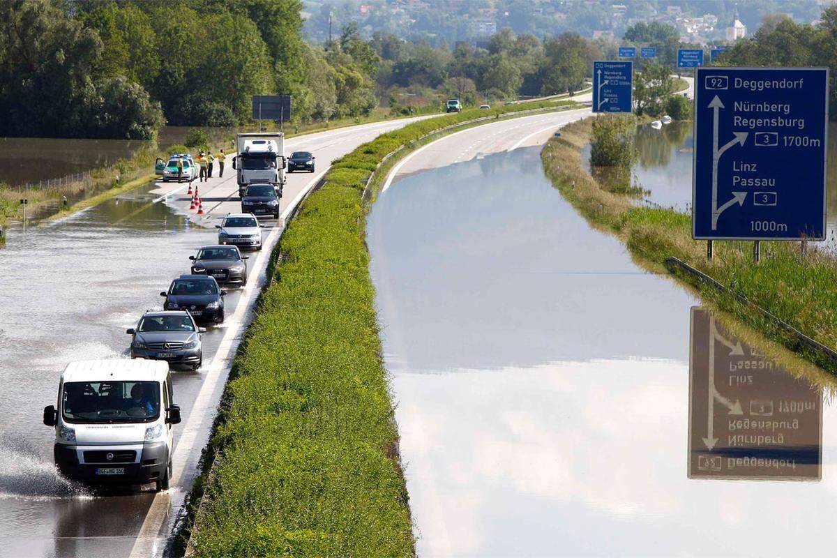 Die Autobahn A92 zwischen Deggendorf und München ist teilweise gesperrt.