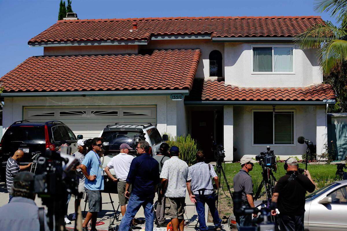 Das Haus der Mutter des mutmaßlichen Täters in Rancho Penasquitos, Kalifornien, wird von Kameraleuten und Reportern belagert.