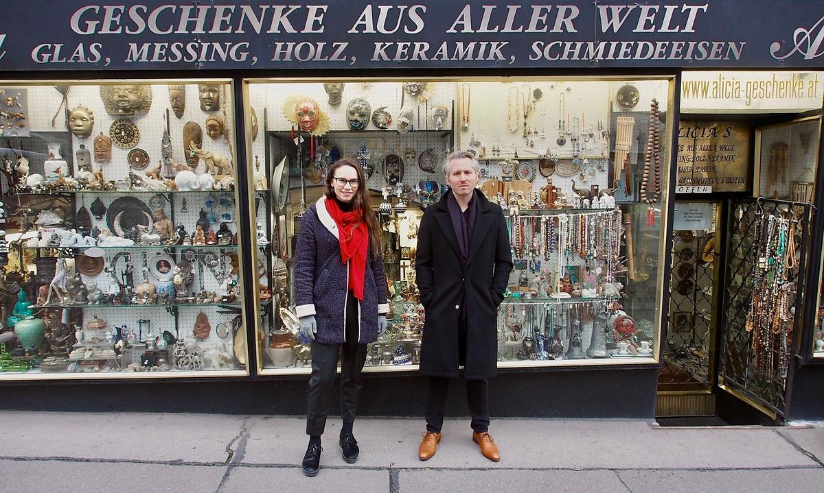 Vor dem Giftshop in der Währinger Straße.