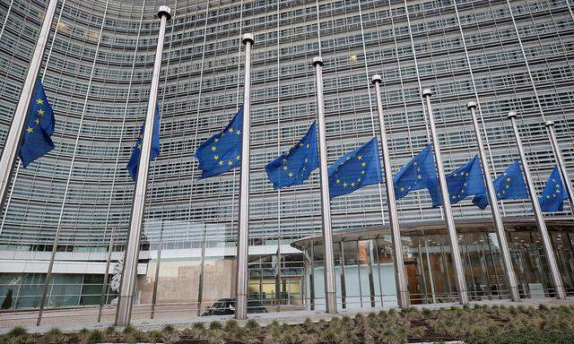 Die Flaggen vor dem EU-Parlament in Brüssel wehen auf halbmast.