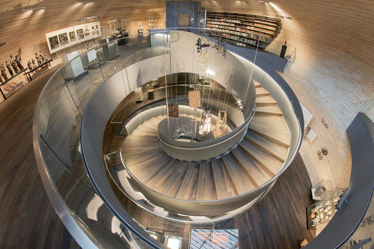 Das Atrium ist von einer spiralförmigen Treppe umgeben, von der aus Besucher die Objekte von verschiedensten Blickpunkten betrachten können.