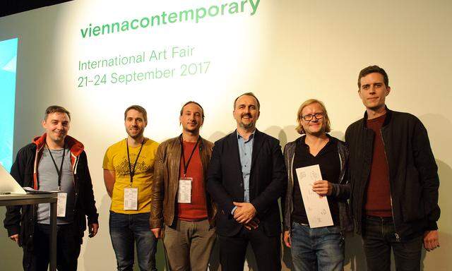 Die Gewinner vom Wiener Startup Qiue Ingemar Winkler, Stefan Kohl, Paul Deitch und Michael Wittinger mit Mäzen Dimitri Aksenov (Mitte) und dem Künstler Christian Falsnaes (rechts).   
