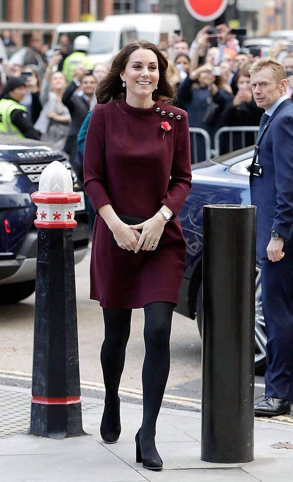 Let's be honest: Kate Middletons Outfit bei einem Termin Anfang November in London mag zwar auf den ersten Blick ganz süß und herbstlich wirken, aber auf den zweiten..? Es scheint irgendwie nicht elegant genug zu sein.