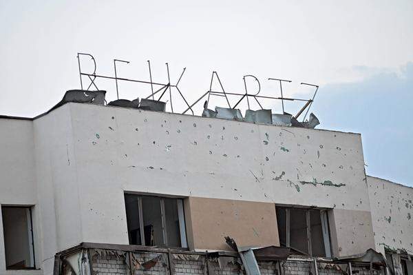Bilder vom Raketeneinschlag beim Hotel in Saporischschja.