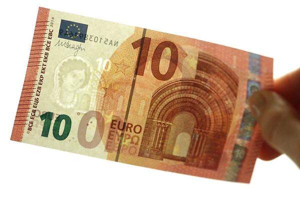 Genauso wie die Zwanzig-, Zehn- und Fünf-Euro-Noten, die bereits im Umlauf sind, ist auch der Fünfziger mit neuen Sicherheitsmerkmalen ausgestattet, die mehr Schutz vor Geldfälschern versprechen: