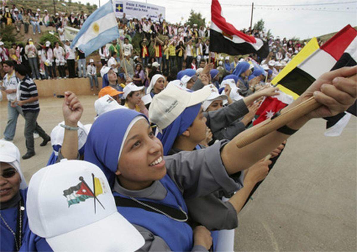 Die Ankunft des Papstes wurde vom Jubel der christlichen Gemeinde begleitet. Zwei Prozent der jordanischen Bevölkerung gehören christlichen Glaubens an.