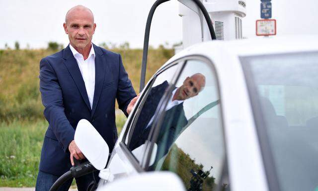 Für Thomas Ulbrich, Mitglied des VW-Markenvorstands, gibt es keine echte Alternative zum E-Auto. 