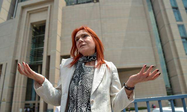 Die türkische Schriftstellerin Aslı Erdoğan vor dem Gerichtsgebäude in Istanbul. Ankara wirft ihr Terrorunterstützung vor.  