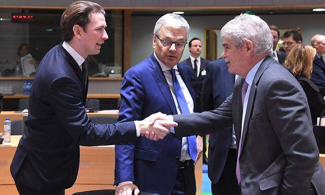 Es könnte Sebastian Kurz' letzter Auftritt als Außenminister auf EU-Ebene gewesen sein - im Bild mit seinen Amtskollegen Didier Reynders aus Belgien und Alfonso Dastis aus Spanien.