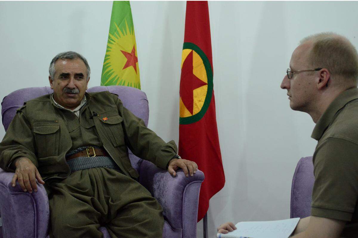 Gleichsam als Stellvertreter des inhaftierten Öcalan lenkt Murat Karayilan vom Hauptquartier in Qandil aus die PKK. Nach wie vor ist es nicht einfach, an den einstigen "Staatsfeind Nummer 1" der Türkei heranzukommen. Es ist bereits dunkel in Qandil, als das Signal zum Aufbruch kommt: Nur mitnehmen, was für das Interview gebraucht wird und keine Handys. Über enge Straßen geht es weiter hinauf in die Berge. Bei einem verlassen wirkenden Gehöft ist Stopp. Dort, in einem dafür hergerichteten Raum mit violetten Sofas, findet mein Interview mit Murat Karyilan statt.